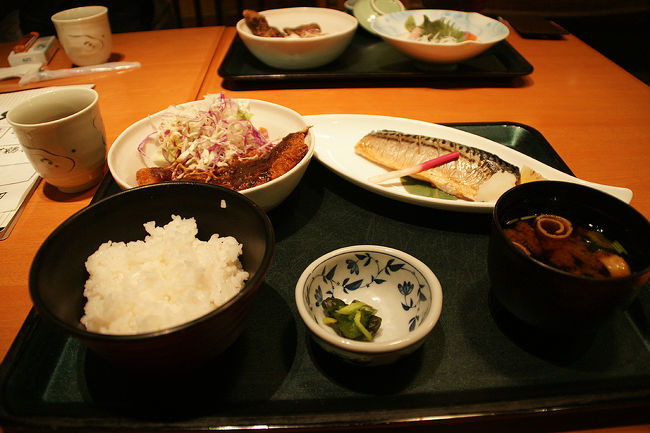 ●ロースかつとさば塩焼＠さ嘉なや<br /><br />お肉と魚、両方頼み！<br />すごくお得な感じがします。<br />