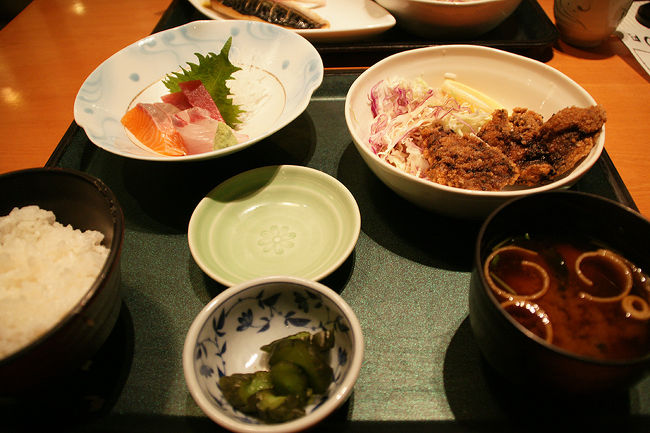 ●まぐろホホ肉唐揚とお造り盛り合わせ＠さ嘉なや<br /><br />こちらも贅沢な感じです。<br />交換することによって、4品食べれます！<br /><br />