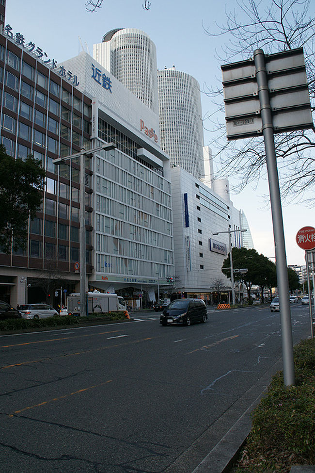 ●JRセントラルタワーズ<br /><br />この写真だと、高さがわかり難いですが、オフィスタワー245m、ホテルタワー226mもあって、名古屋の平野だと、どこからでも目立つシンボルです。<br />三重方面からやってくると、よく見えるので、JR名古屋駅の位置が確認できる良い目印です。