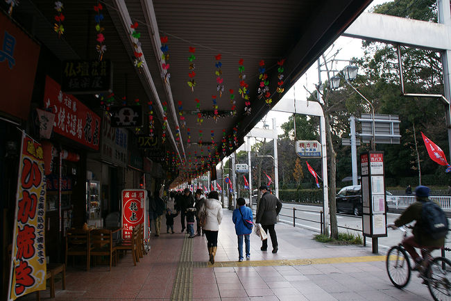 ●熱田神宮前商店街<br /><br />JR熱田駅から神宮に向かう途中で商店街を見つけました。<br />途中、メロンパンで行列が出来ているお店がありました。