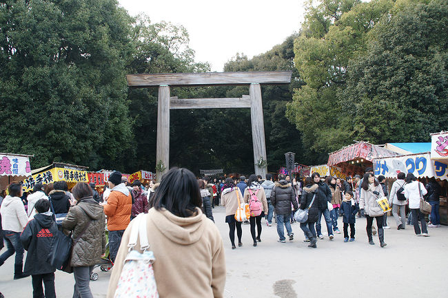 ●熱田神宮東門<br /><br />凄い人出です。<br />2011年では初詣客全国第8位だったようです。<br />東海圏では勿論1位です。<br />ちなみに全国第1位は、明治神宮です。