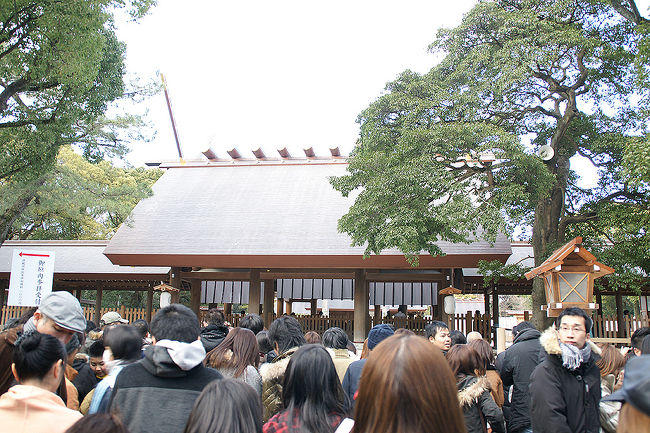 ●本宮＠熱田神宮<br /><br />本宮までやってきました。<br />さすがに本宮まで来ると、身動きがとり難いです。<br />何とか一番前までいきましたが、今度、帰ってくるのが大変でした。<br />初詣終了です！