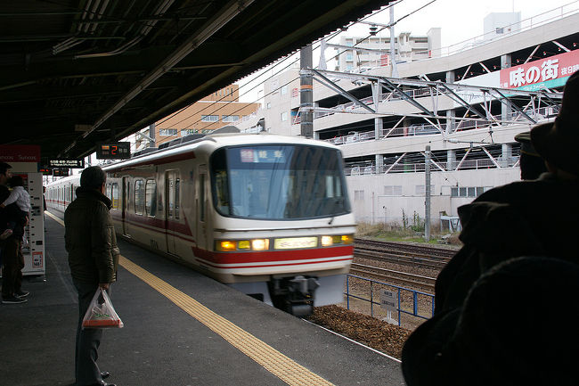 ●岐阜行き特急＠名鉄神宮前駅<br /><br />確か名鉄に乗るのは初めてだったような…。<br />とてもとても新鮮です。<br />名古屋に来ると、地下鉄かJRか、なので、名鉄に乗って、名古屋近郊をつついてみたいです。