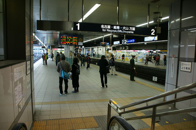 ●名鉄金山駅ホーム<br /><br />金山に到着しました。<br />駅としては、かなりしっかりと大きいです。<br />出発案内版には、新可児、一宮、犬山と近郊の都市名が出ていました。