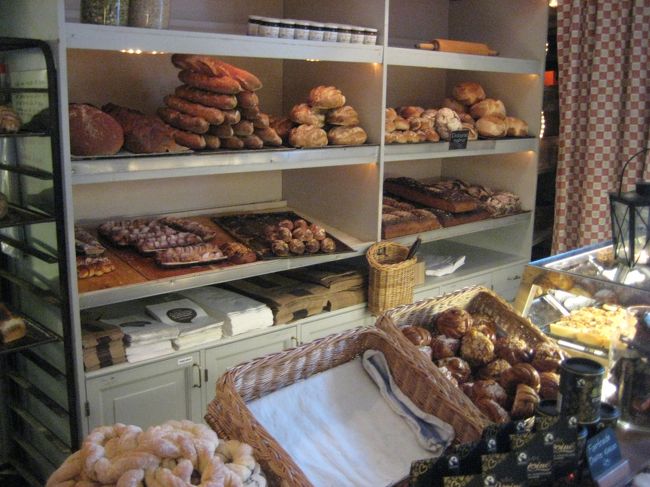 パン屋さんでシナモンロールを買いました<br />生地の中に入っているカルダモンがきいていて、イメージ通りのパンでしたもちろん、おいしいです。