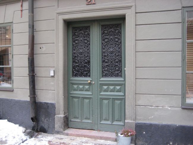 細かな細工のが施されている扉