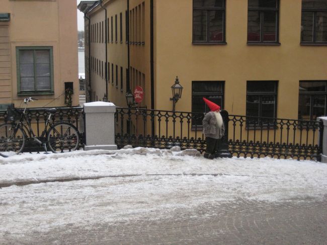 本物の小人かと思ったけど、そんなわけないし、でも居てもおかしくない感じだし・・・。<br />お人形屋さんのディスプレイ（？）です