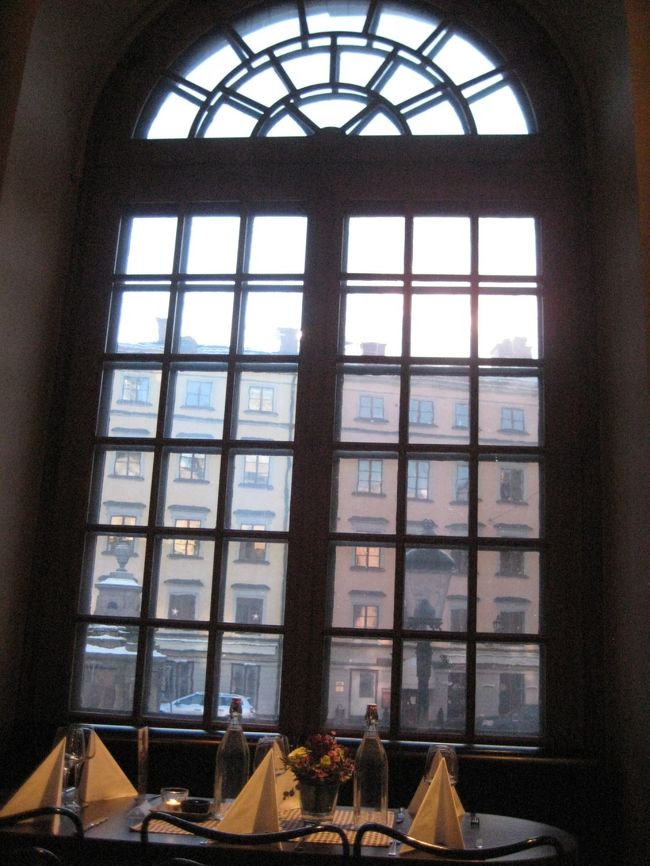 左手の方にいくと、カフェ”Kafe Satir”があります