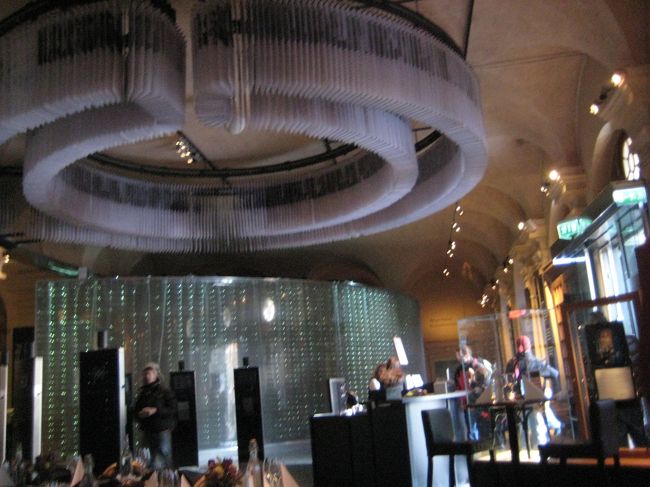 正面玄関から入ると目に飛び込んでくるのが、天井でぐるぐると回っているオブジェ？かと思っていたら・・・。