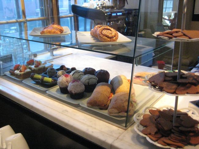 ケーキ、シナモンロール、マフィンなど、おいしそう♪