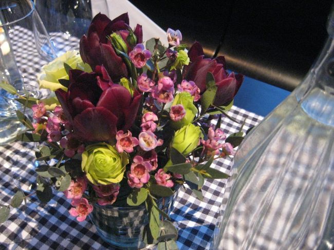 それぞれのテーブルに置かれているお花<br />造花じゃなく、生花でした。<br />色合いが素敵♪