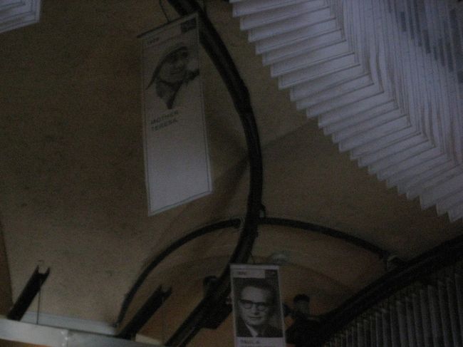 それは、歴代ノーベル受賞者のプレートでした。<br />動いているのでず〜っと立って見ていると、疲れますが。<br />ちょうど、マザー・テレサが回ってきました