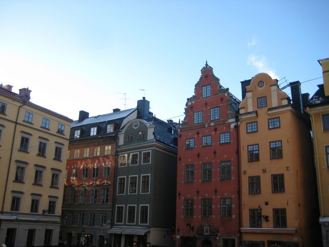 1520年デンマーク支配に抵抗した貴族や王族の人達が処刑されれ、その血で大広場は真っ赤に染まったという歴史がある広場。<br /><br />