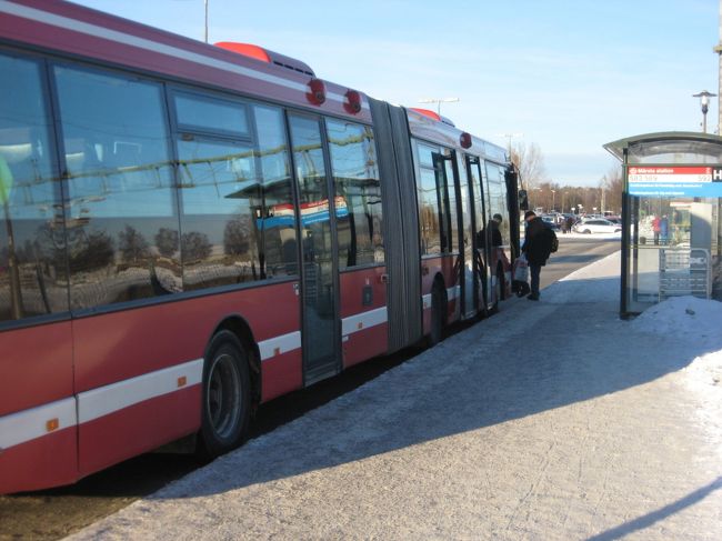 バス乗り場<br /><br />Marstano駅で降り、空港までバスで向かいます。<br />バスの正面に空港行きと表示もあるし、スーツケースなど大きな荷物を持ってる人達について行くもの正解です。