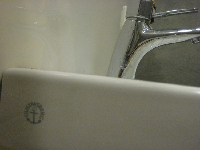空港のトイレに見覚えのある錨マーク発見！<br />グスタフスベリは陶器メーカーなんだから、バスタブやらも製造してます