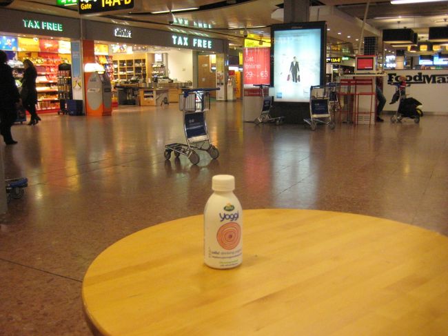 yoggi<br />最後のyoggi。ただのヨーグルトドリンクだし、どこにでもある味なんだけど、このパッケージのせいかな？格別な味に感じるのは。