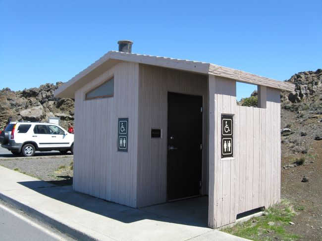 でもトイレはあります。と行っても頂上の直ぐふもとには売店、トイレとそろっていますが．．．。