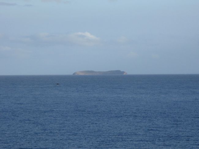 それからラハイナ地域に向かう途中のハイウェイにあるビューポイント<br />モロキニ島が遥か向うに。