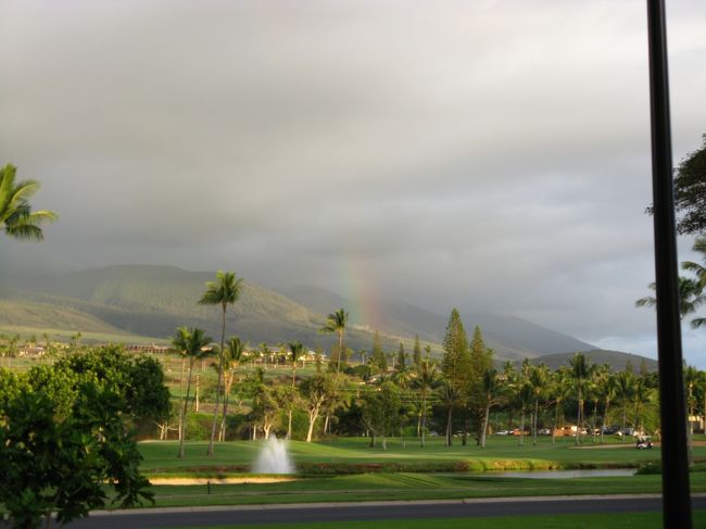 ラハイナ地区をとおりすぎて、ホエラーズビレッジに来ました。<br />駐車場に車を入れたところで虹が出ていたので撮りました。向うが東側です。