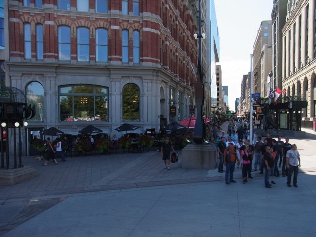 観光バスの乗り場です。左側に小さなBOXがあります。<br />そこでチケットを買ってバスに乗り込みます。<br />National War Memorialに面しています。