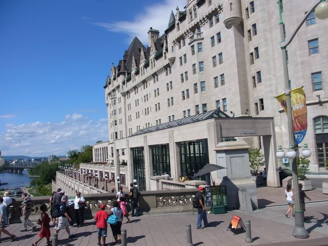 出発〜。フェアモントホテルの前を通って。