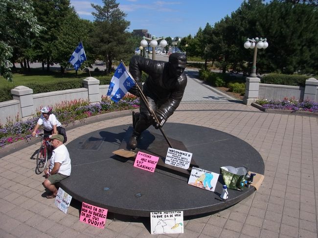 有名なホッケーの選手の像です。<br />ホッケーって、「ホッキー」という感じの発音なので、<br />北海道生まれの私は、いつもホッキ貝を思い浮かべてしまいます。<br />なんとかならないものかしら。。。。