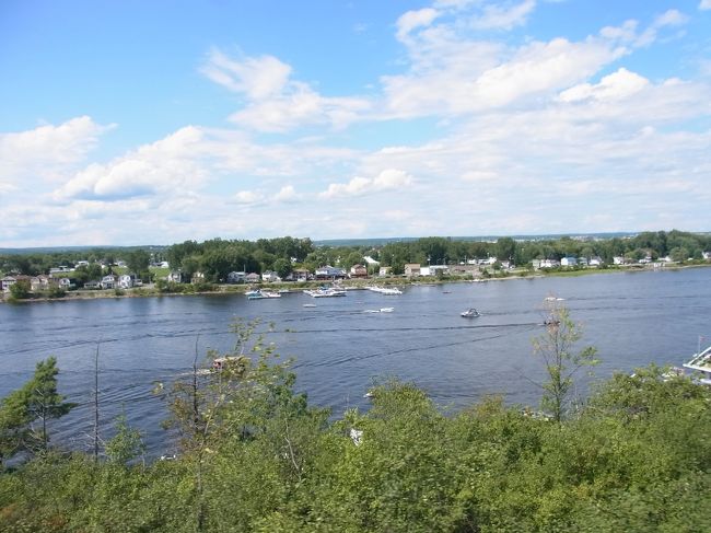 川沿いを観光。