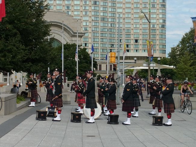 一回りしてバスを降りると、さきほどオートバイで隊列組んでいた人たちが<br />National War Memorialのところで集合していました。<br />バグパイプの音楽隊も。