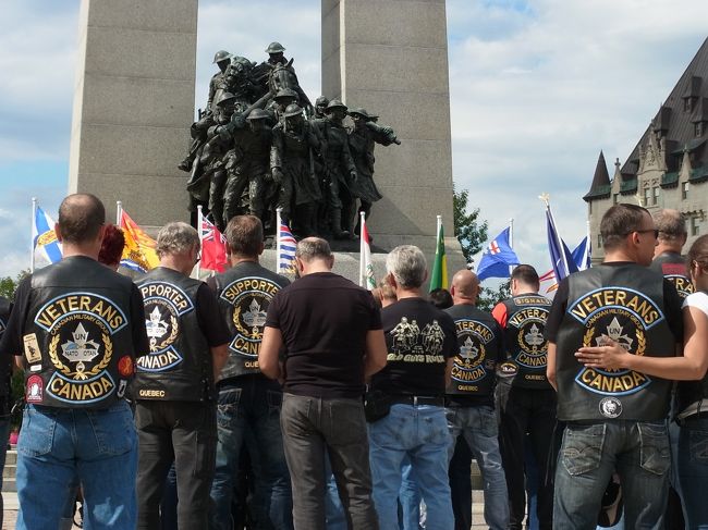 軍人さんたちの（リタイヤした？）のセレモニーのようでした。<br />8月27日は？第二次世界大戦の時のカナダの歴史の中の日でしょうか？