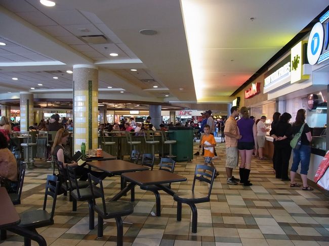 小腹がすいたので、リドーセンターの一階（半分地下？）<br />にあるフードコートに。