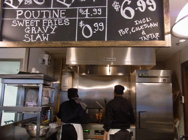 私はフィッシュアンドチップスに挑戦。<br />しばし、揚がるのを待ちます。