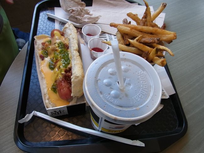 友人はニューヨークスタイル？のホットドッグ。