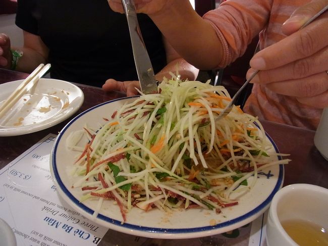 夜は、友人の職場の人たちと一緒に、ベトナム料理のお店に行きました。<br />なんだか、すこし離れた住宅街の中にある感じのお店で二階でした。