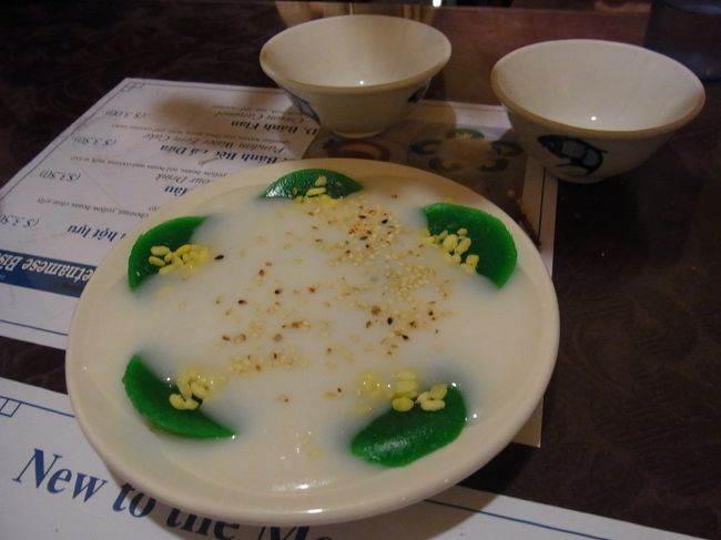 デザート。ココナッツミルクとゼリーみたいなもの。