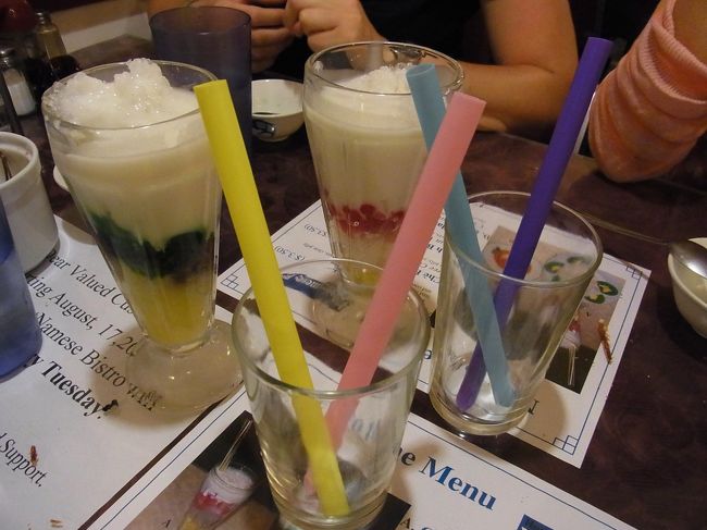 飲物。これもココナッツミルク使っているらしく、<br />私は苦手なのでぱす。