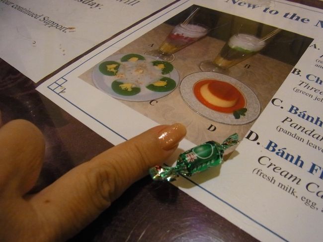 食事の後にもらった小さなキャンデー。<br />爪くらいの大きさで、思わず写真取りました。