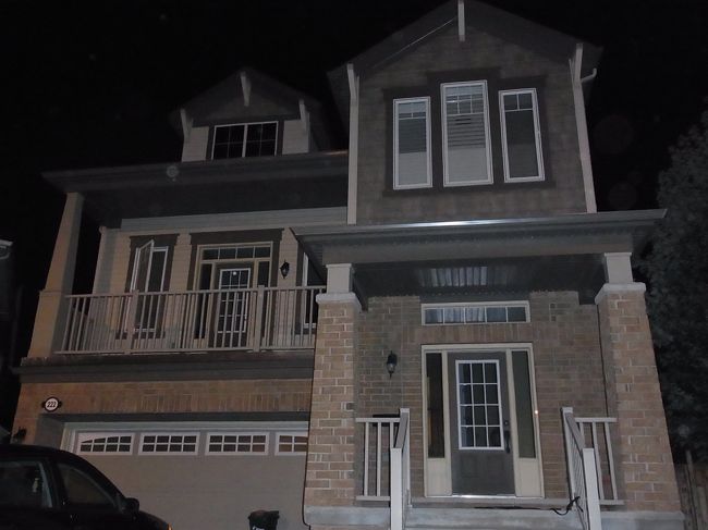 中の一人の方を30分ほど離れた町まで送りました。<br />かわいい一軒やです。<br />ここから自転車で一時間以上かけて仕事場に通うそうです。<br />え〜〜〜（＠＠;<br /><br />でも帰りは、バスの前に自転車をつけて（バスの外側正面に<br />とりつける場所があるそうです。）帰るので、朝だけだそうです。<br />それでも、すごい。女性ですよ〜。<br />