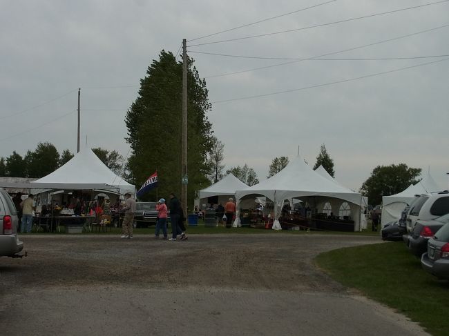 ちょうど広場？でアンティークマーケットを開催中。<br />入場料がいるんですね。