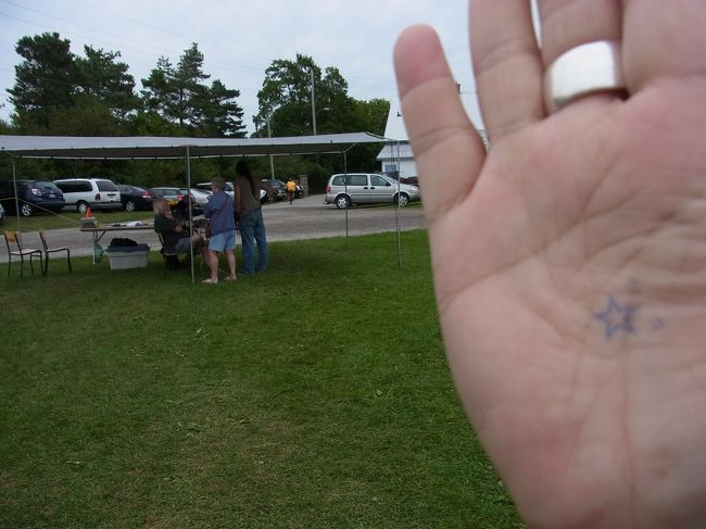 はい、払いましたよ、の印の☆スタンプです。<br />手に押してくれます。