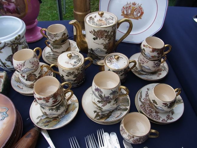 これは薩摩焼（多分？）のティーセットかな。<br />きれいに揃っています。約2万円。<br />柄が完全に富士山などの日本の柄。<br />輸出用なのでしょうか？<br />地肌の感じは細かい貫入と黄色未味を帯びた柔らかい色。<br />薩摩焼っぽい。金彩でいかにも豪華。