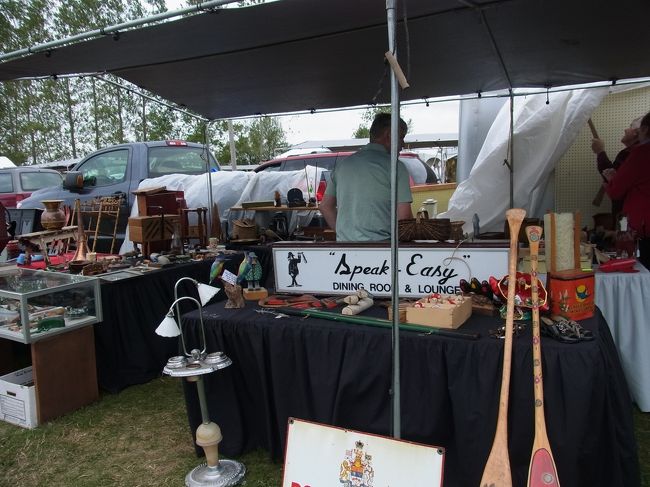 私も、買いましたよ。<br />50年代のガラスの本体にアルミの頭が蓋になっている<br />くじらのピーナッツ用ボトル。説明だけじゃ分からないかな？<br />くじらの口からピーナッツが出る。