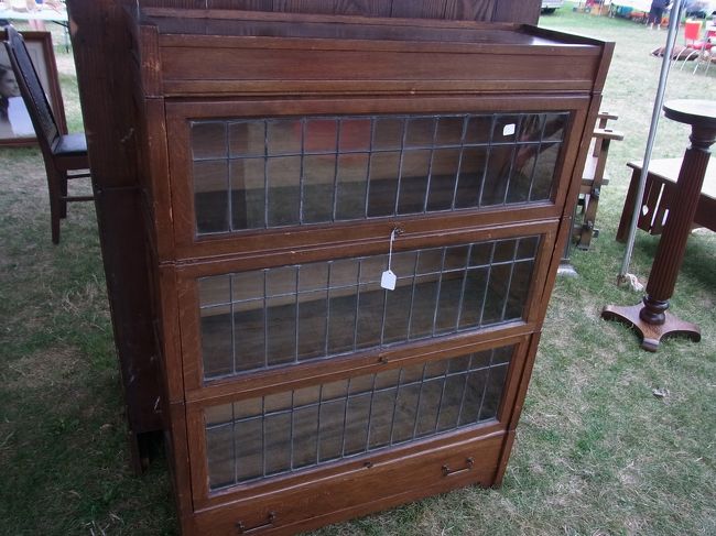 で、この棚が欲しかったけれど、やっぱり運送が無理。<br />ガラスがステンドグラスの要領で格子になっている。<br />年代もの。このガラスが壊れたら、価値ないしね。あきらめ。<br />パリから木のテーブル空輸したことがあるので、今回も<br />思わず買いそうになった。（＾＾;