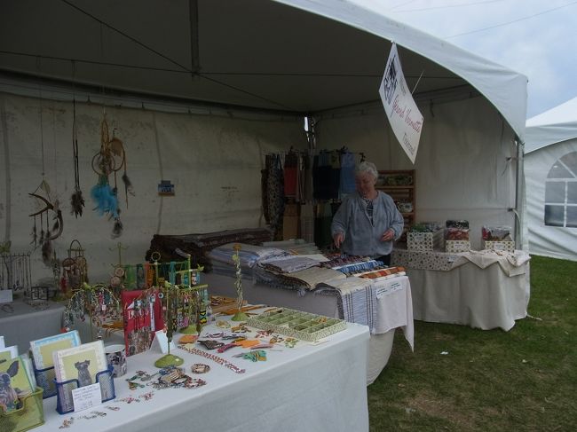 ここのテントの中の手織り綿１００％のキッチンクロス買いました。<br />一枚１２００円くらい。大きいです。