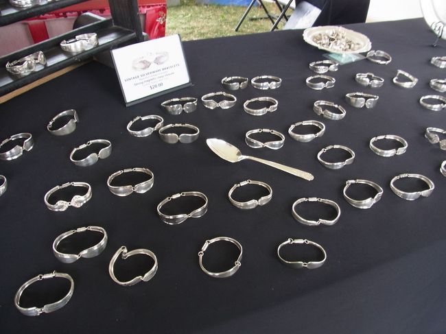 この人は、カトラリーの柄を細工してバングルにして販売。