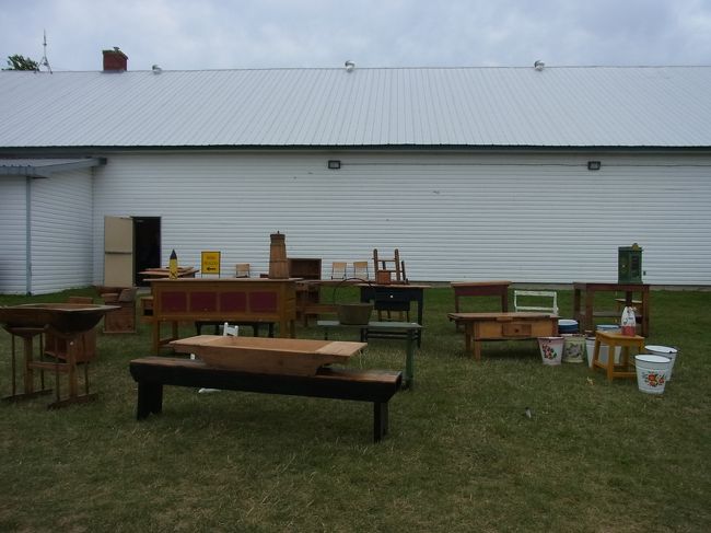 向こうの建物の中ではガラス食器や陶器など売っていました。<br />手前にはキッチンテーブルなど。