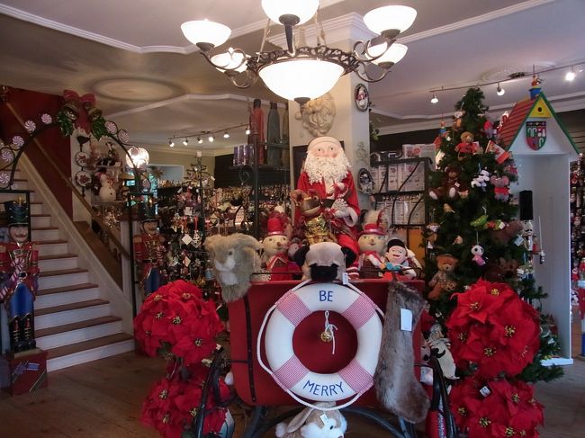 ここは一年中クリスマスとハロウィンのお店。<br />二階まで商品で埋まっていました。<br />