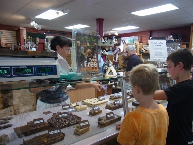 こちらのお菓子やさんで、チョコレートフアッジを切り売り。<br />私たちも買いました。二個分買うと一個さ〜びすだそうです。<br />ここのファッジとても美味しかったです。<br />友人、あっというまに食べつくしました。<br />日本人と欧米人とでは糖分の消化力が違うというのを実感。