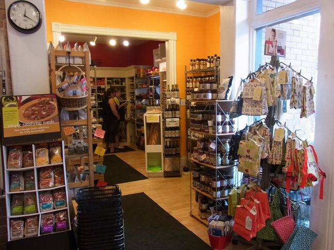 このお店は、色々な調味料や、パスタ、オイル、壜、缶詰を売っています。<br />私は、気に入ったのでチャツネを何種類かと、試食して美味しかったニンニクの入ったオリーブオイルの壜を買いました。バゲットを浸して食べると<br />本当に最高です。ビネガーが入っているので、ドレッシングと言うべきかも。<br />後になって、友人に頼んで送ってもらうことにしたくらい美味しい。<br />Garlic expressionsといいます。アメリカ製。Made in USAと書くものだと<br />ばかり思っていたら、Made in the USA　と書かれていました。