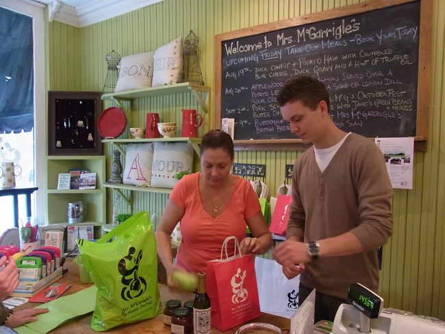 私の買い物を一生懸命包装してくれています。<br />割れ物ばかりだから。後先考えずに買い込む癖が。。。。