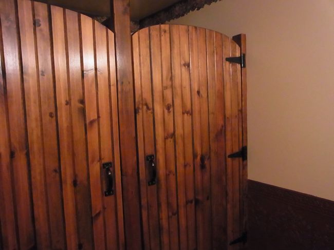 お手洗い個室のドア。